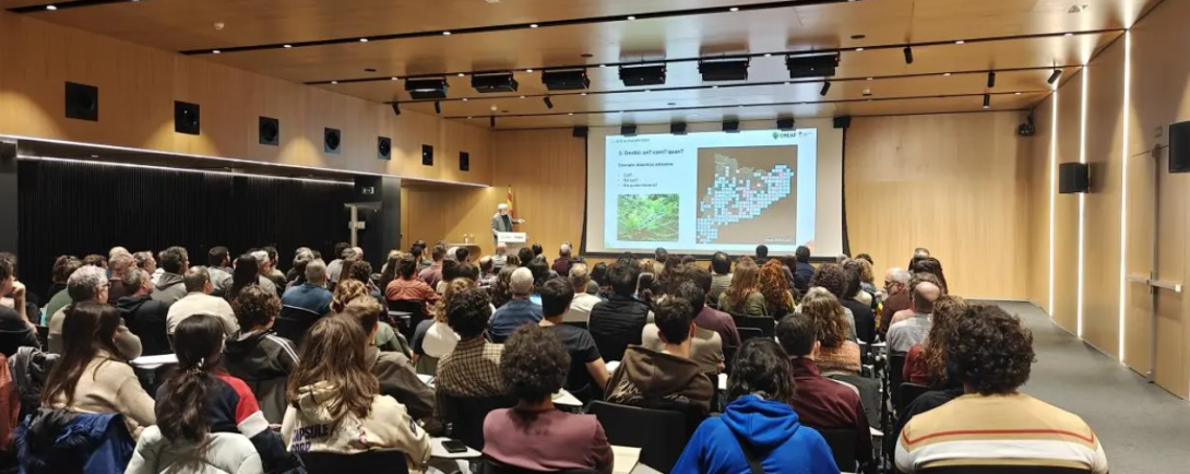 La jornada anual del Prismàtic ha tractat sobre espècies exòtiques invasores i ha plenat l'auditori del Districte Administratiu de la Generalitat amb més de 200 persones. Autor: Gerard Gaya